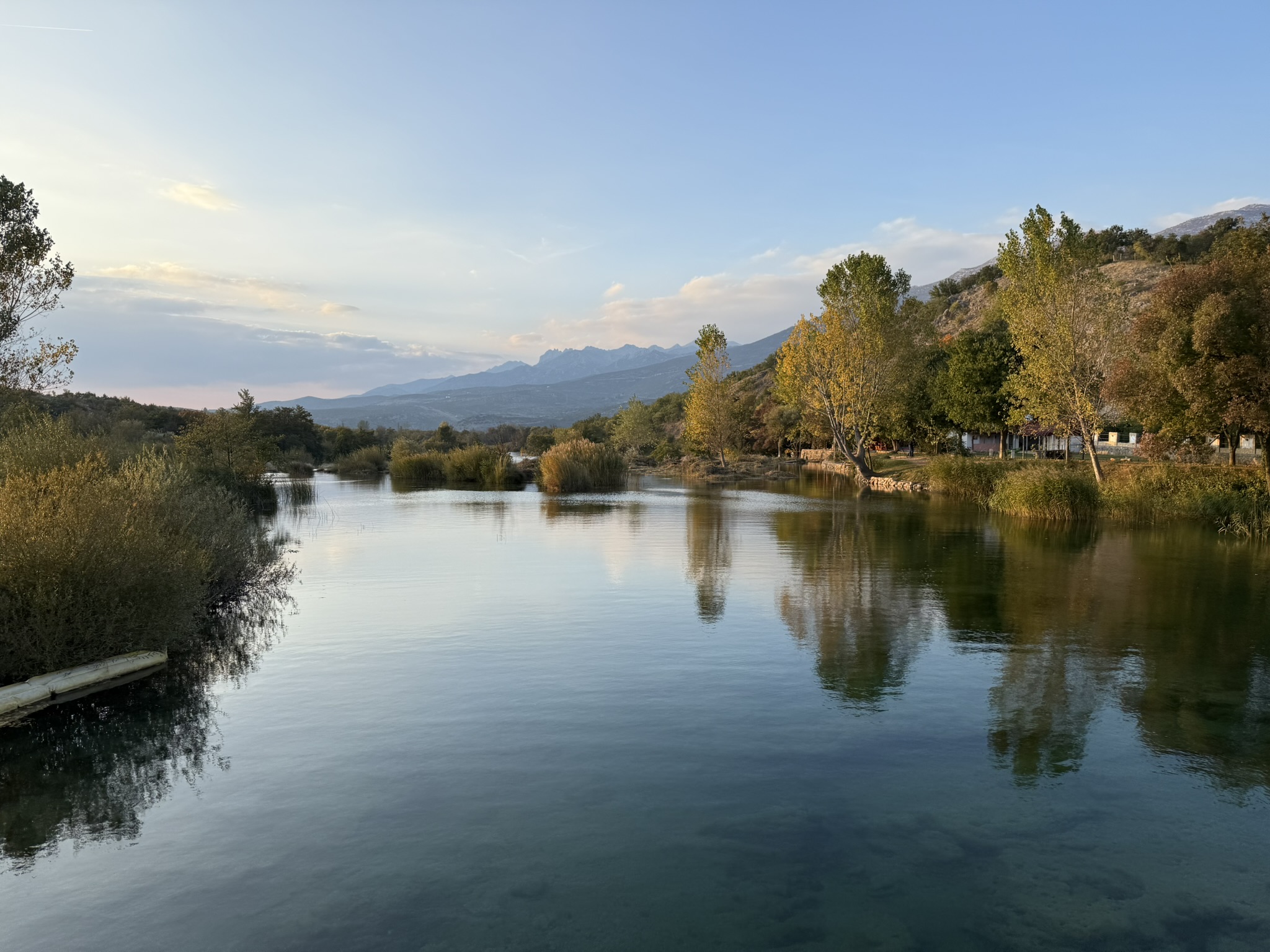 Fluss im Abendlicht