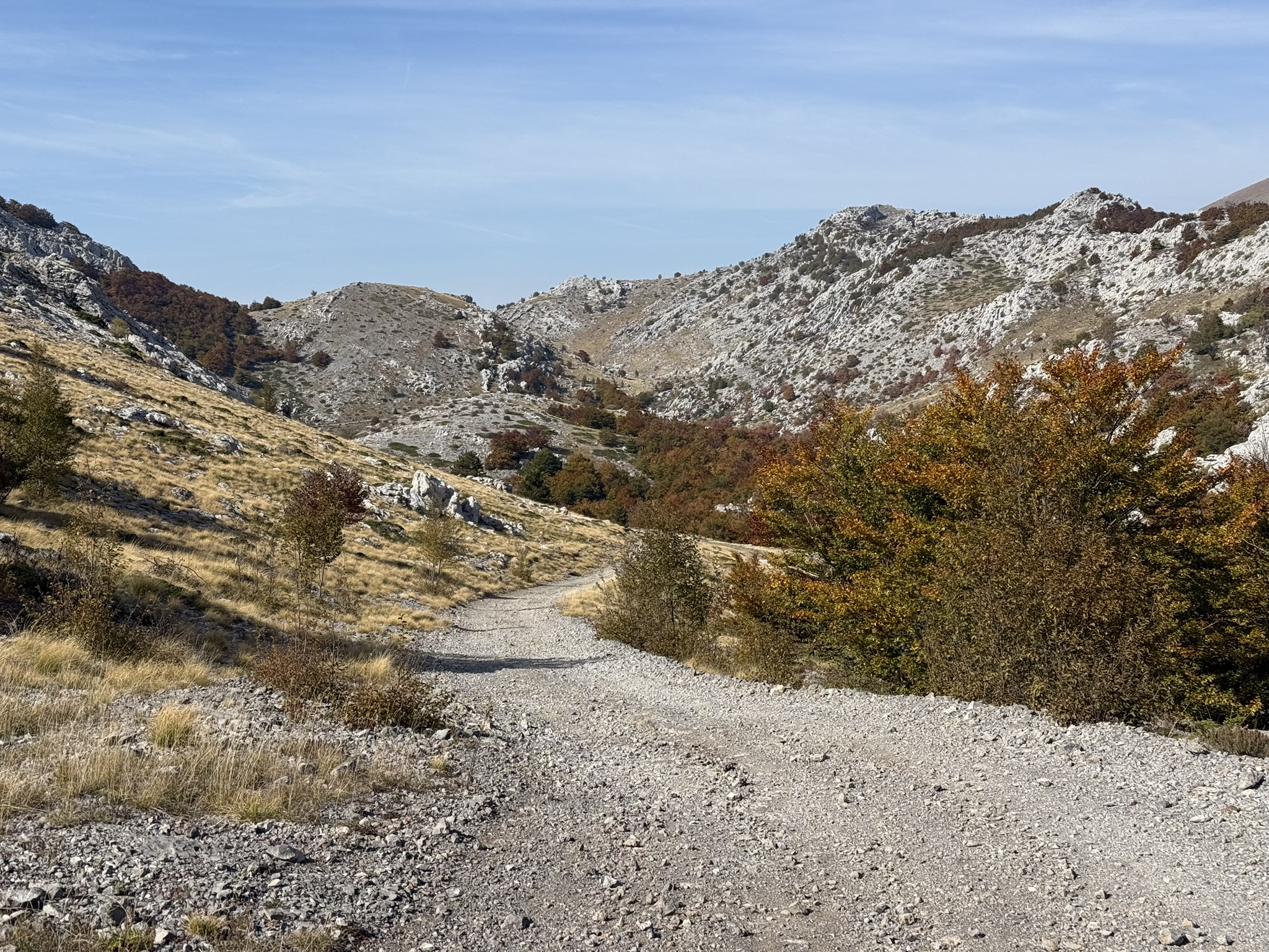 Herbstliches Karsttal