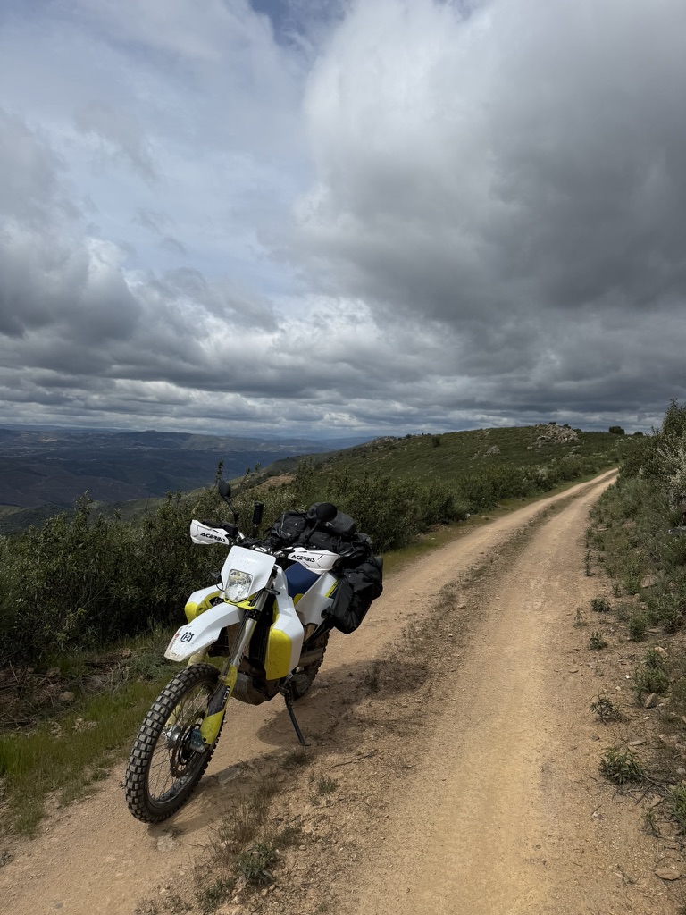Wolkenverhangene Piste