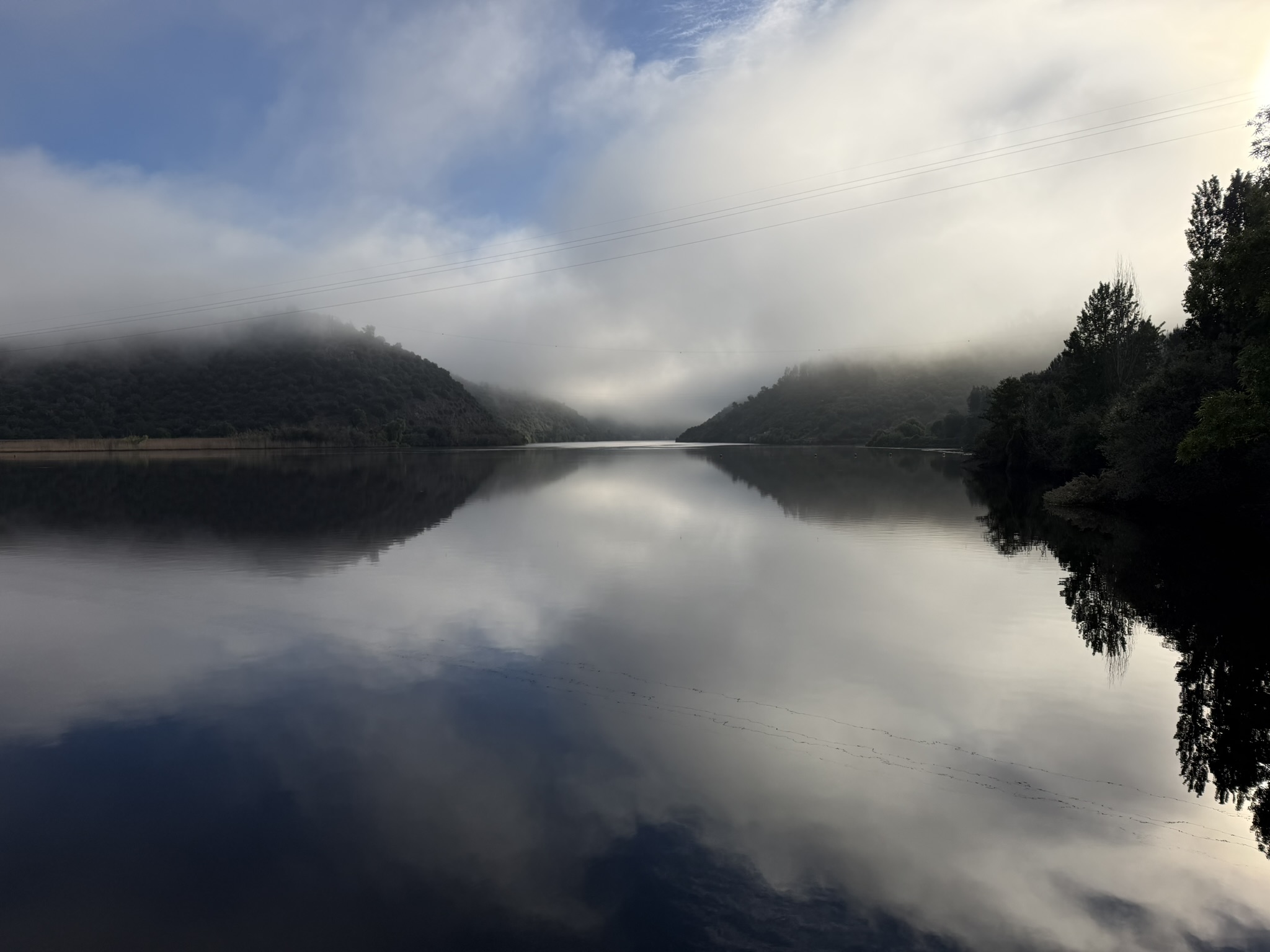 Nebel über dem Stausee