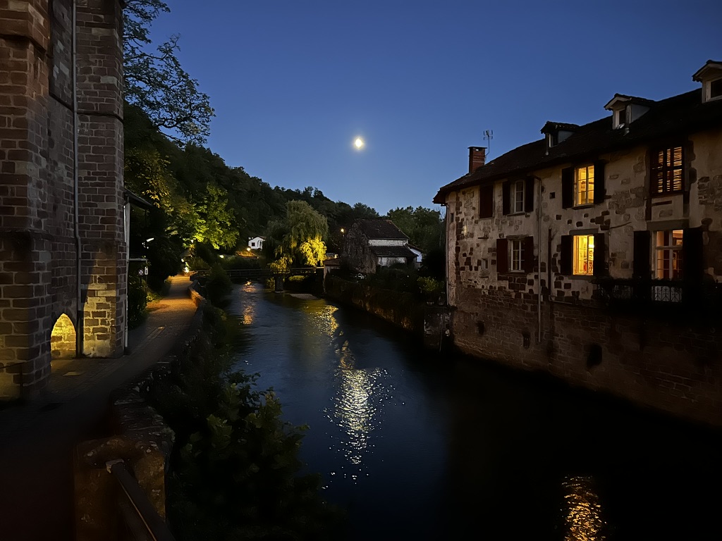 Baskendorf bei Nacht