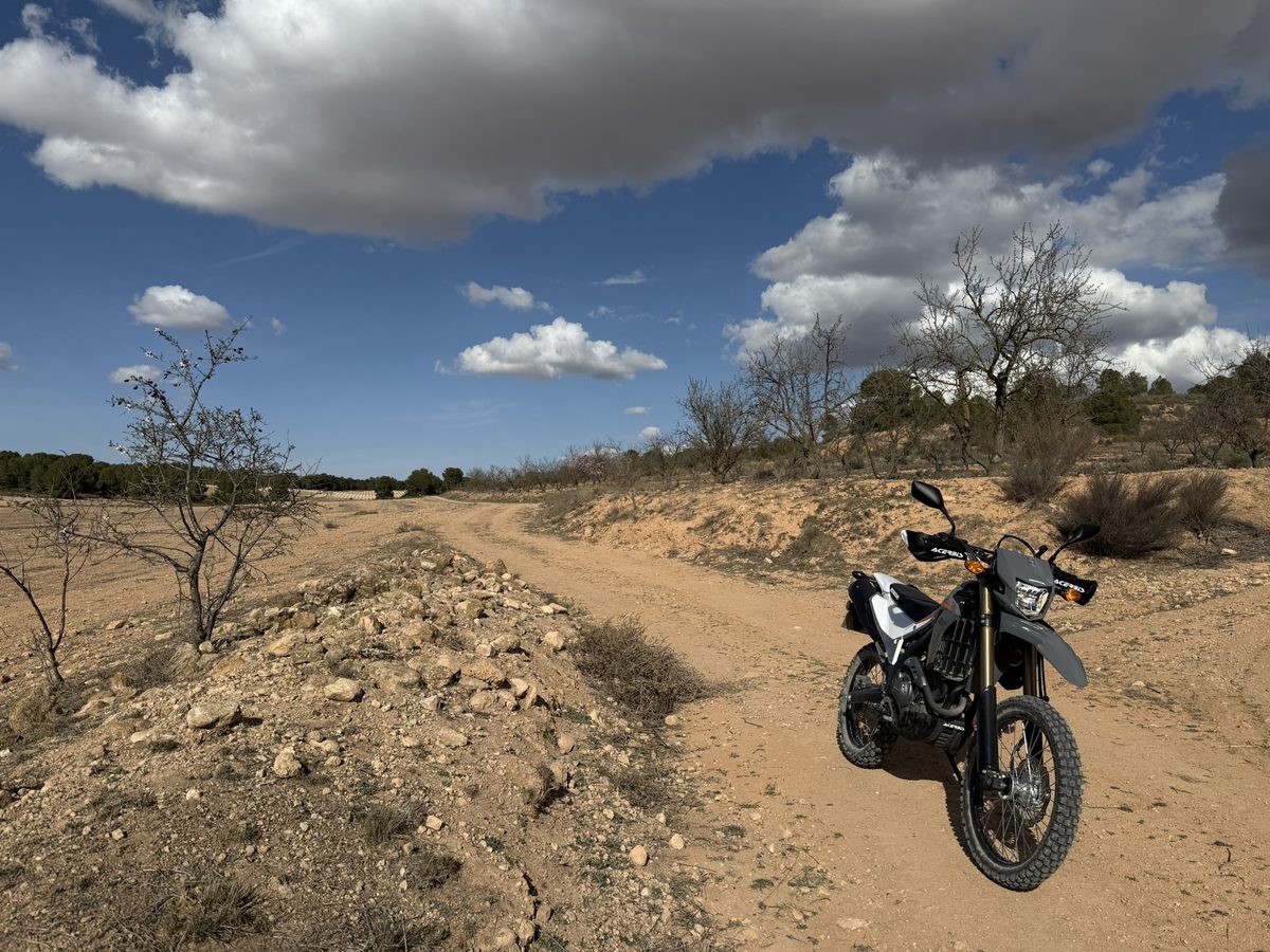 Schotterpiste Aragon mit Motorrad